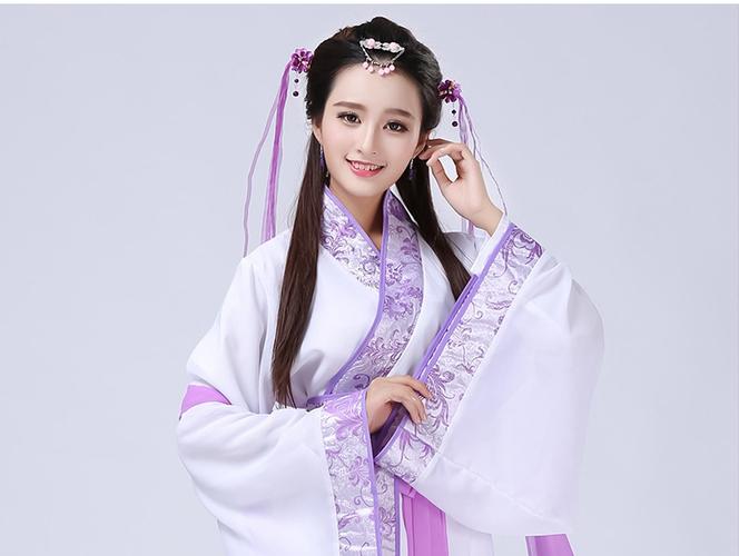 Feng Timo Dressed as a Beauty in Hanfu, Exuding Classical Charm-1