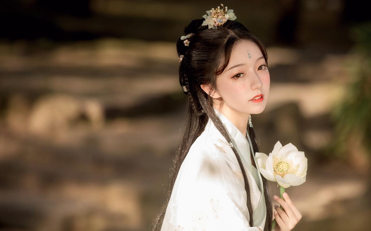 Hanfu Travel in an Ancient Style: Young Women Dressed in Hanfu Explore Tourist Spots-2