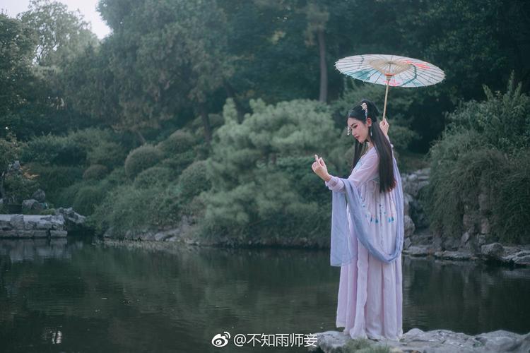 A Young Man in Hanfu Kneels, Image of a Young Man in Hanfu Kneeling-1