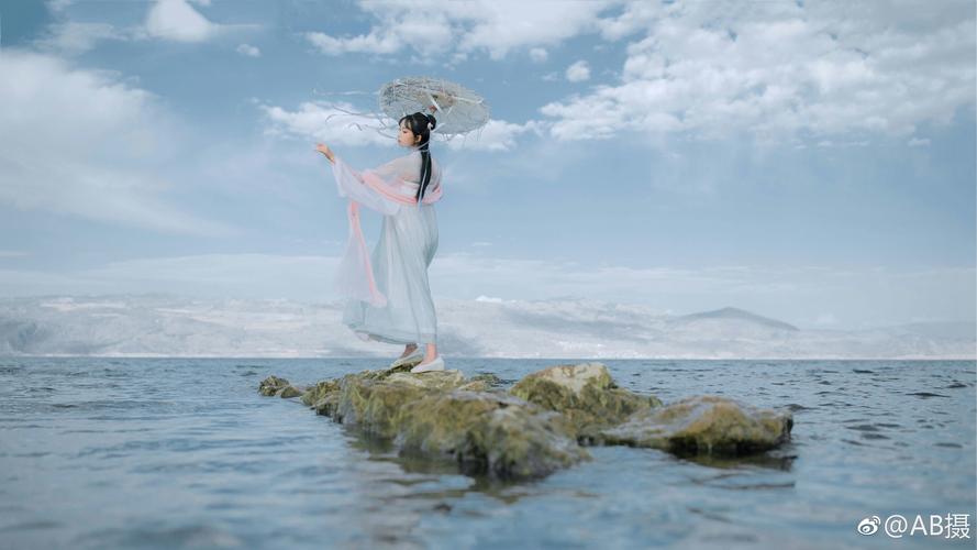 Students in Traditional Hanfu Attire, Both Male and Female-1