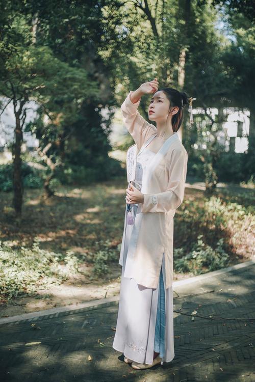 Elegant and Beautiful: Ming Dynasty Hanfu Lolita Hairstyle Showcases Charm