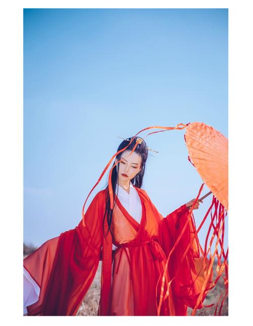 In the Square, Encountering Traditional Hanfu, Which Side of the Ming Dynasty-Style Coat Goes on Top-3