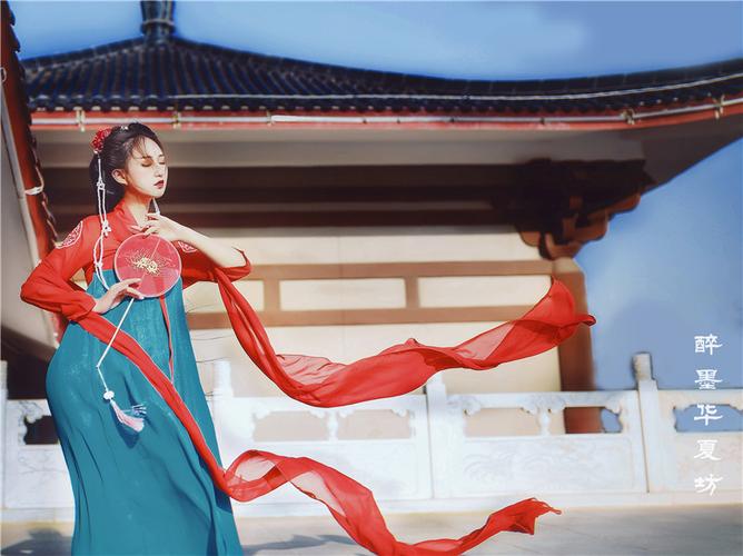 Hanfu in Snowy Weather, Men Wearing Traditional Hanfu-2