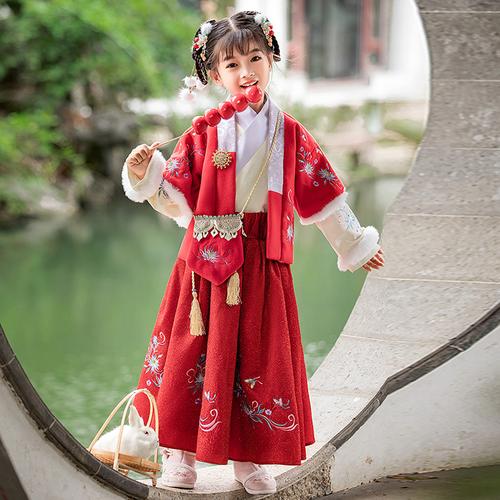 Female Lead in Hanfu and Traditional Costumes-3