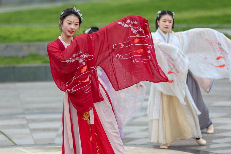 Wearing Ancient Chinese Hairstyles with Hanfu and Wigs-1