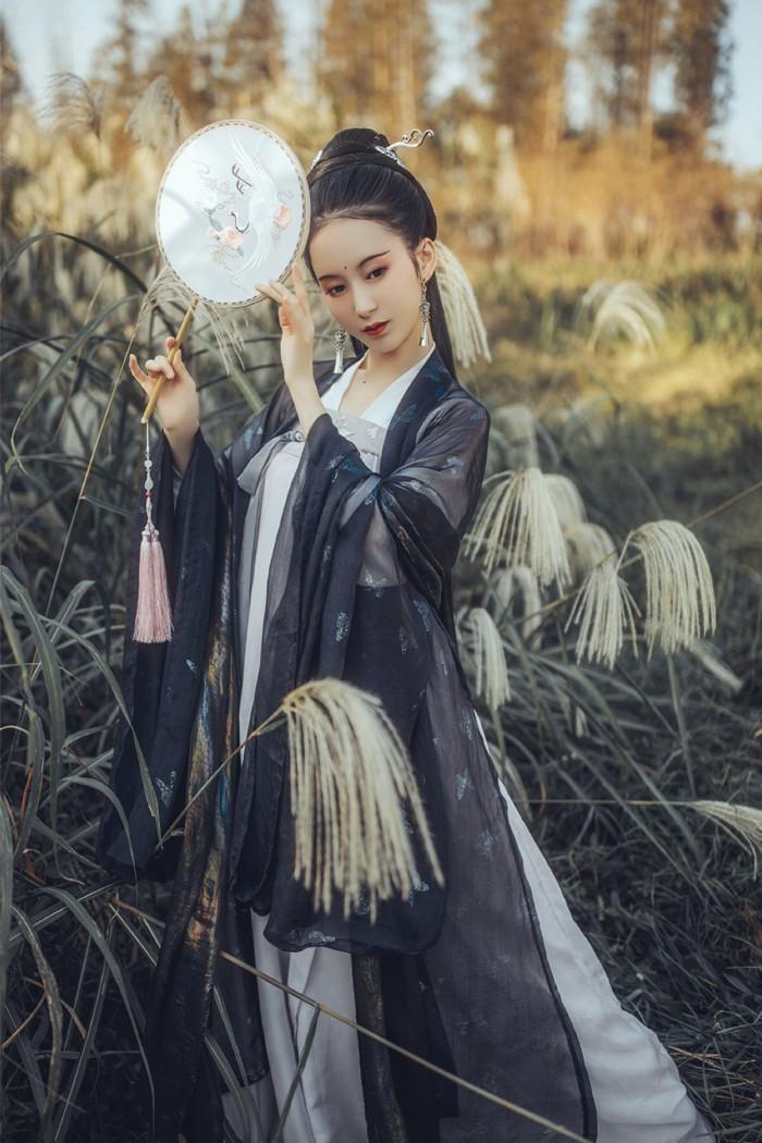 Hanfu with Modern White Stockings, Hanfu and White Stockings in Ancient Style-3