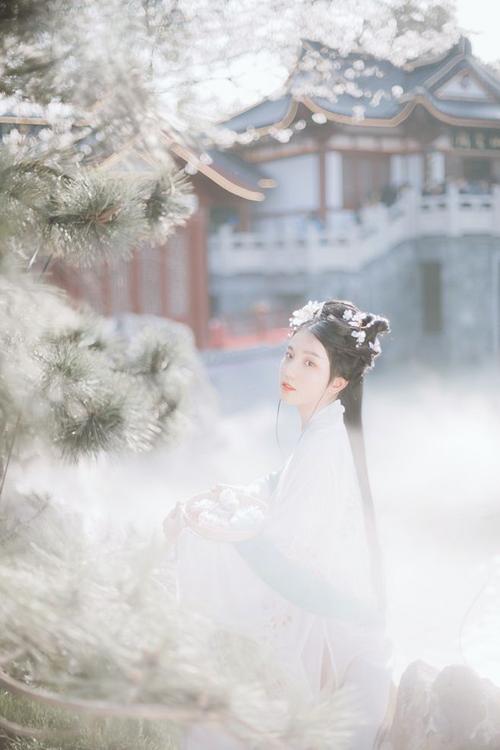 Girls in Hanfu by the West Lake, girls wearing Chinese traditional costumes-2