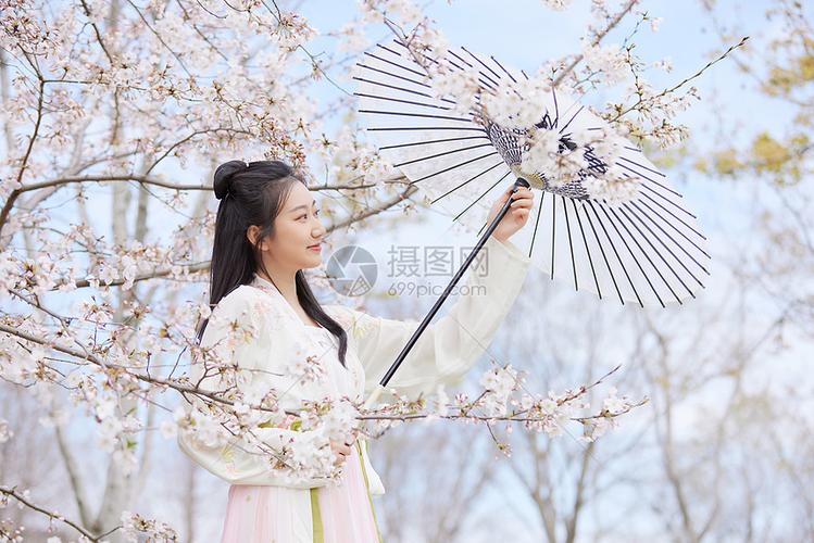 Wearing Ancient Chinese Hairstyles with Hanfu and Wigs-3