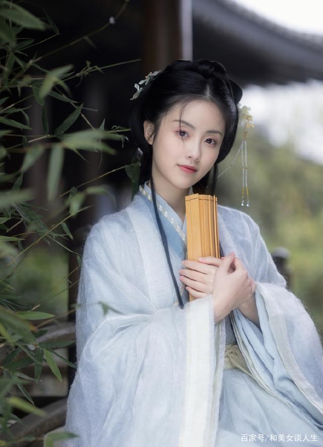 Wearing Ancient Chinese Hairstyles with Hanfu and Wigs-2