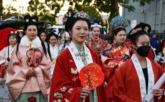 Chinese Hanfu in Hollywood Christmas Parade