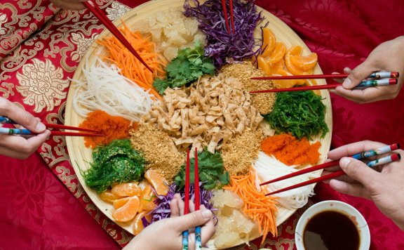 Beginner’s guide to the Lo Hei tradition in Singapore