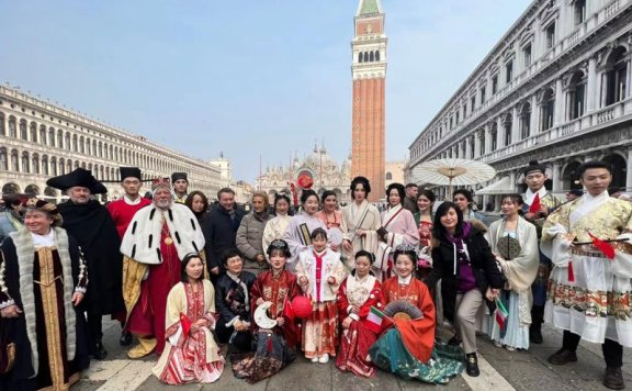 Traditional Hanfu Debuts at Venice Carnival