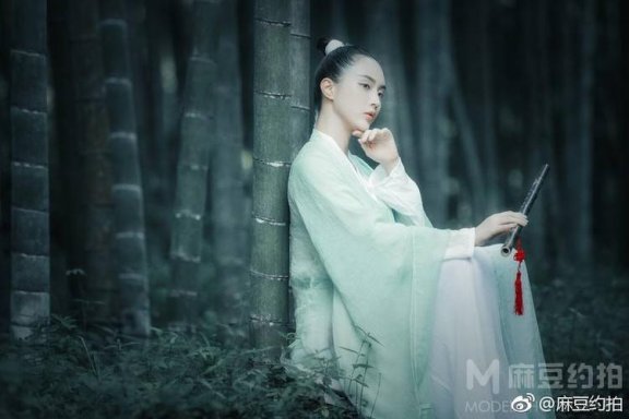 The Scent of Summer Flowers and the Refreshing Charm of Hanfu