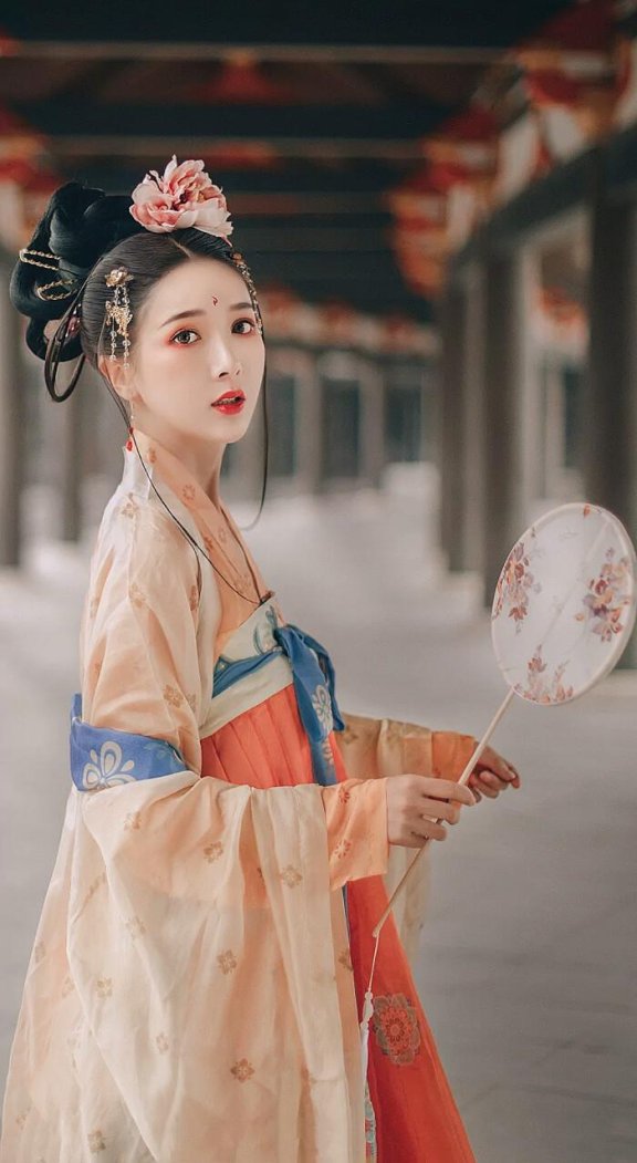 Figurines of Ancient Beauty in Hanfu, Images of the Ancient Beauty Wu Zetian in Hanfu