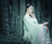 The Scent of Summer Flowers and the Refreshing Charm of Hanfu