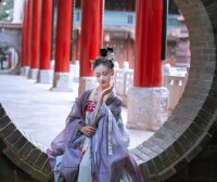 In the Square, Encountering Traditional Hanfu, Which Side of the Ming Dynasty-Style Coat Goes on Top