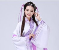 Feng Timo Dressed as a Beauty in Hanfu, Exuding Classical Charm