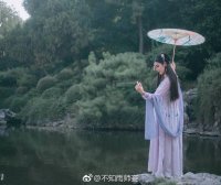 A Young Man in Hanfu Kneels, Image of a Young Man in Hanfu Kneeling