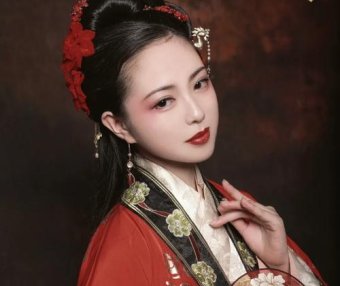 “Brother Ming Handcrafts Traditional Hanfu: Experiencing the Beauty of Thousand-Year-Old Chinese Attire”