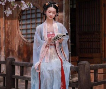 Hanfu for Girls in 2023: Reviving the Precious Heritage of Chinese Culture