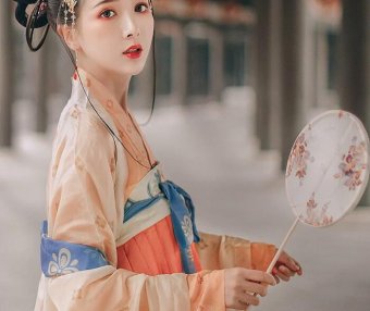 Figurines of Ancient Beauty in Hanfu, Images of the Ancient Beauty Wu Zetian in Hanfu