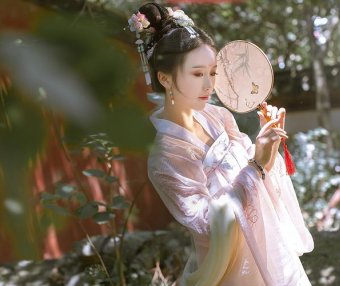 Process Description of a Beauty in Traditional Hanfu, A Novel on the Complete Process of Wearing Traditional Hanfu