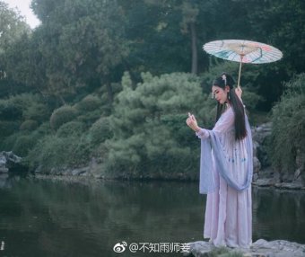 A Young Man in Hanfu Kneels, Image of a Young Man in Hanfu Kneeling