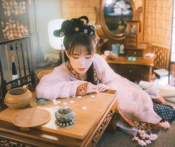 Where is the Hanfu Display Window in Wuzhen, and What are the Differences Between Traditional Wedding Dresses and Hanfu?