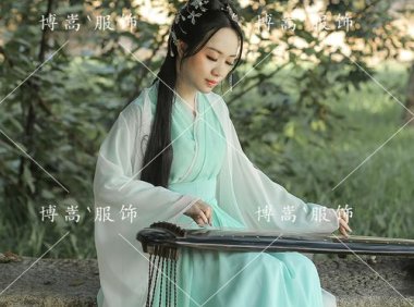 Chinese sleeves dance lightly, the beauty of Hanfu fills the world