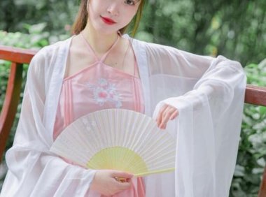 Hanfu in Ancient Style is Stunning: Red Hanfu at an Ancient Wedding Captivates Everyone