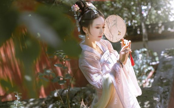 Process Description of a Beauty in Traditional Hanfu, A Novel on the Complete Process of Wearing Traditional Hanfu