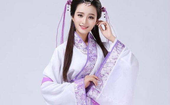 Feng Timo Dressed as a Beauty in Hanfu, Exuding Classical Charm