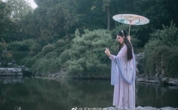 A Young Man in Hanfu Kneels, Image of a Young Man in Hanfu Kneeling