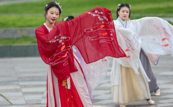 Wearing Ancient Chinese Hairstyles with Hanfu and Wigs