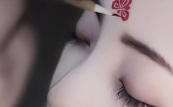 Spring has come, how should one apply makeup for Hanfu?